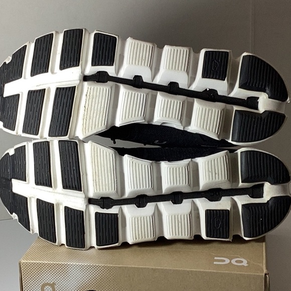 On Running Cloud 5 Running Black and White - Picture 9 of 10